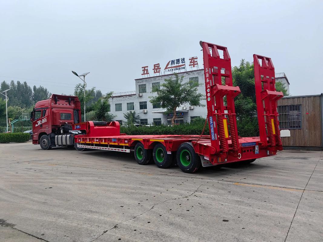 低平板挂车.jpg